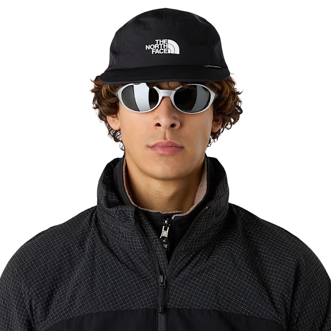 Gorra The North Face GORE-TEX Ballcap en color TNF Black colocada en la cabeza, mostrando proporciones reales y ajuste ceñido.
