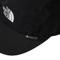 Detalle de la gorra The North Face GORE-TEX Ballcap en color TNF Black con etiqueta GORE-TEX en la visera.