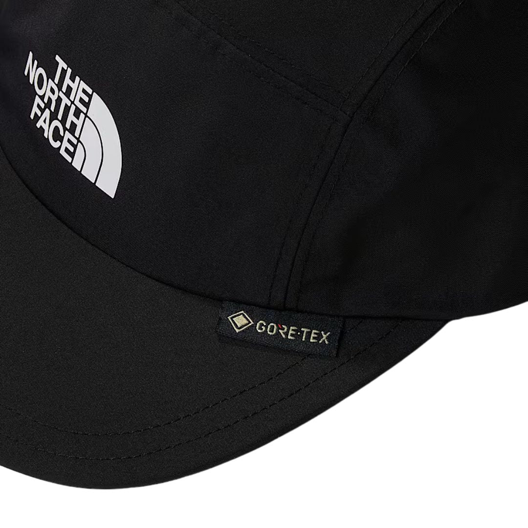 Detalle de la gorra The North Face GORE-TEX Ballcap en color TNF Black con etiqueta GORE-TEX en la visera.