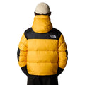 Hombre con Chaqueta The North Face HMLYN Baltoro Amarilla espalda