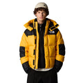 Hombre con Chaqueta The North Face HMLYN Baltoro Amarilla frontal