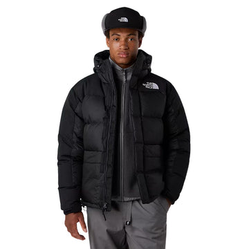 Modelo vistiendo la The North Face Himalayan Down Parka color TNF Black abierta.