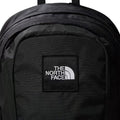 Detalle del logotipo bordado The North Face en la mochila Hot Shot SE color negro.