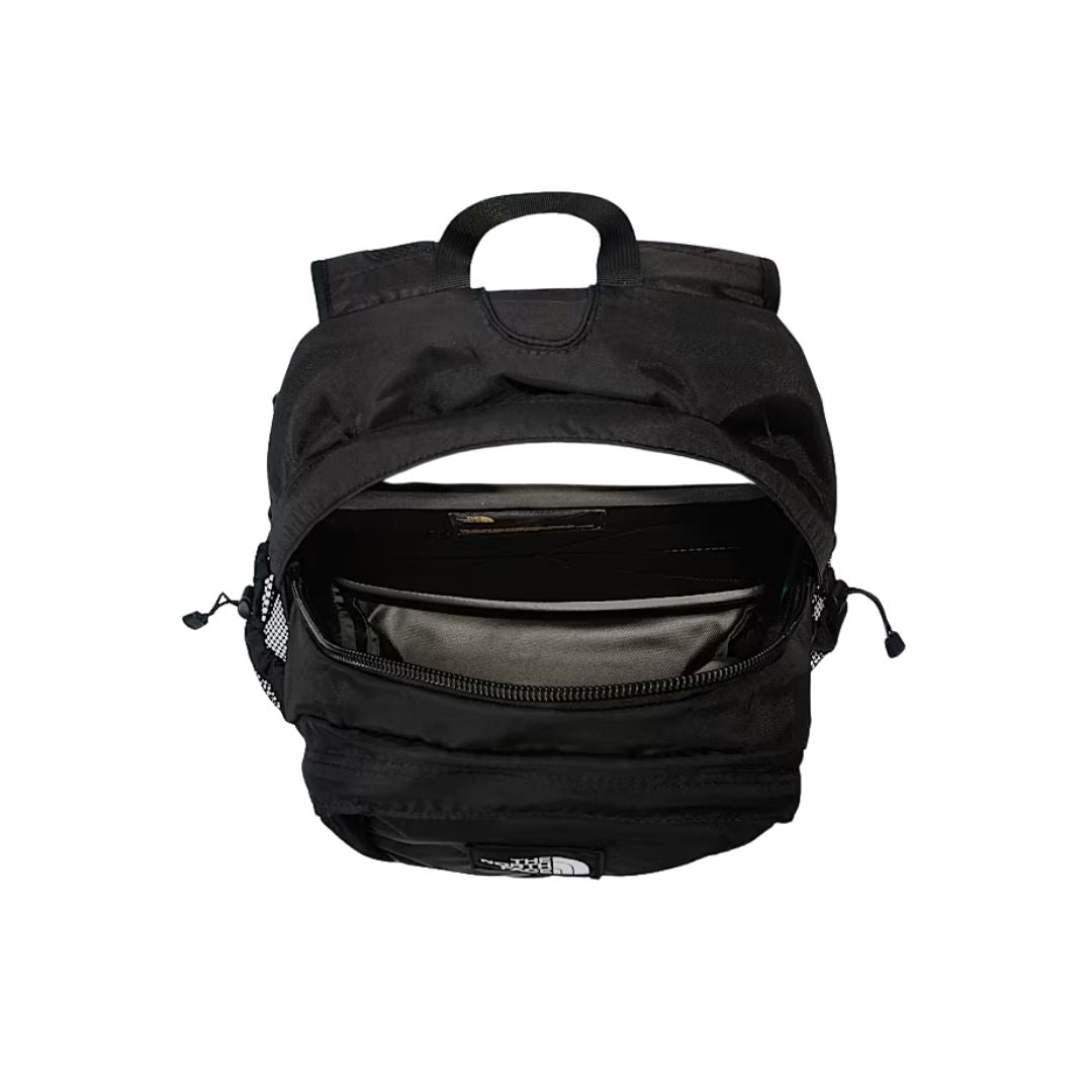 Vista del bolsillo con cremallera y funda adicional en la mochila The North Face Hot Shot SE negra.