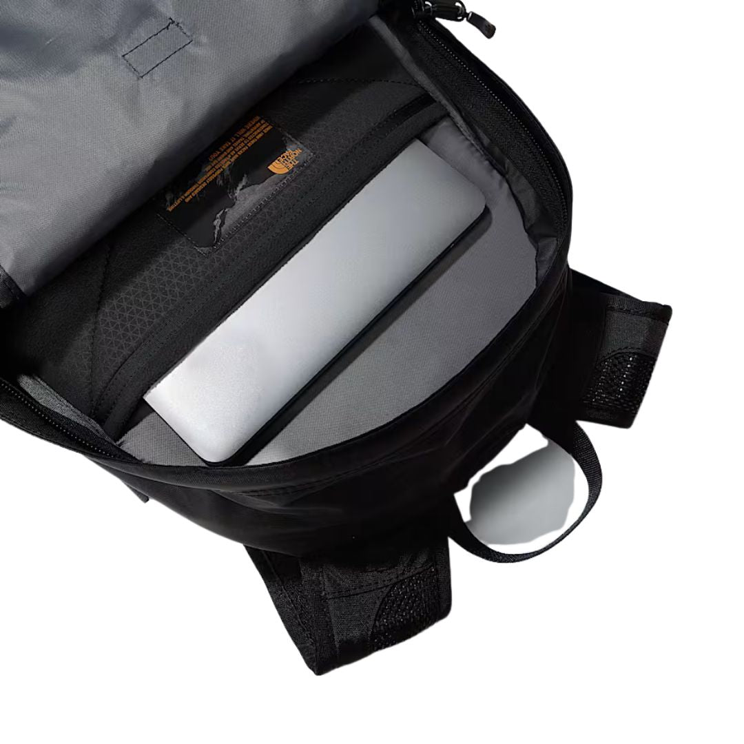Compartimento principal de la mochila The North Face Hot Shot SE con portátil en funda acolchada.