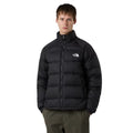 Modelo masculino vistiendo la chaqueta The North Face Hydrenalite Down negra, vista frontal cerrada.