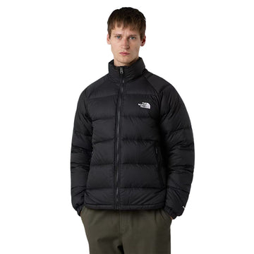 Modelo masculino vistiendo la chaqueta The North Face Hydrenalite Down negra, vista frontal cerrada.