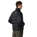 Modelo masculino vistiendo la chaqueta The North Face Hydrenalite Down negra, vista lateral trasera.