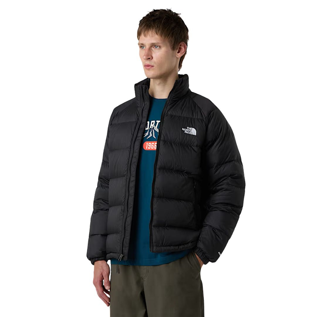 Modelo masculino vistiendo la chaqueta The North Face Hydrenalite Down negra, vista frontal.