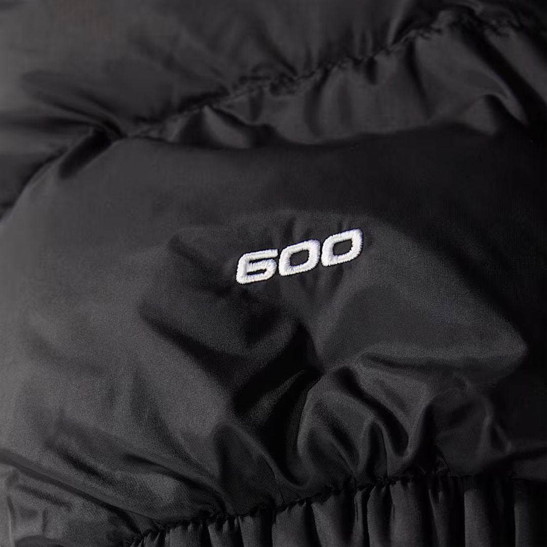 Detalle del aislamiento 600 cuins en la manga de la chaqueta The North Face Hydrenalite Down negra.