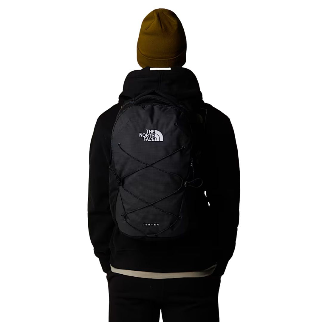 Mochila The North Face Jester en uso sobre la espalda de una persona, vista completa del diseño Asphalt Grey