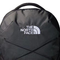 Detalle del logo bordado de The North Face en la parte superior de la mochila Jester Asphalt Grey