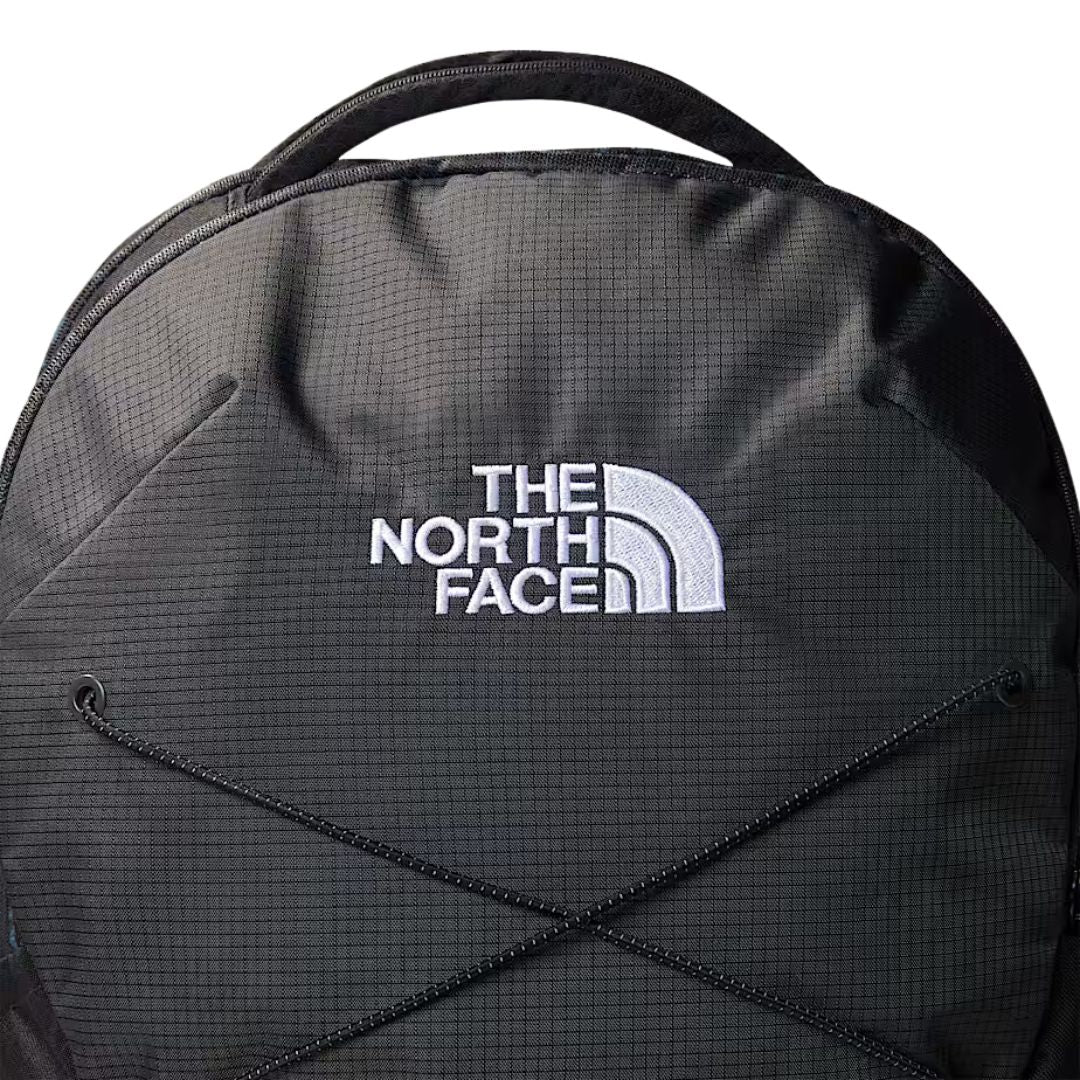 Detalle del logo bordado de The North Face en la parte superior de la mochila Jester Asphalt Grey