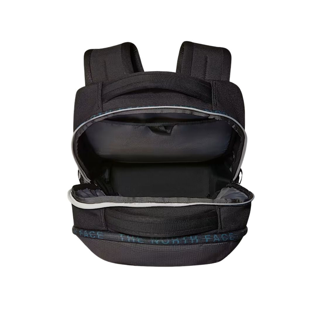 Vista frontal abierta de la mochila The North Face Jester mostrando espacio amplio para almacenamiento