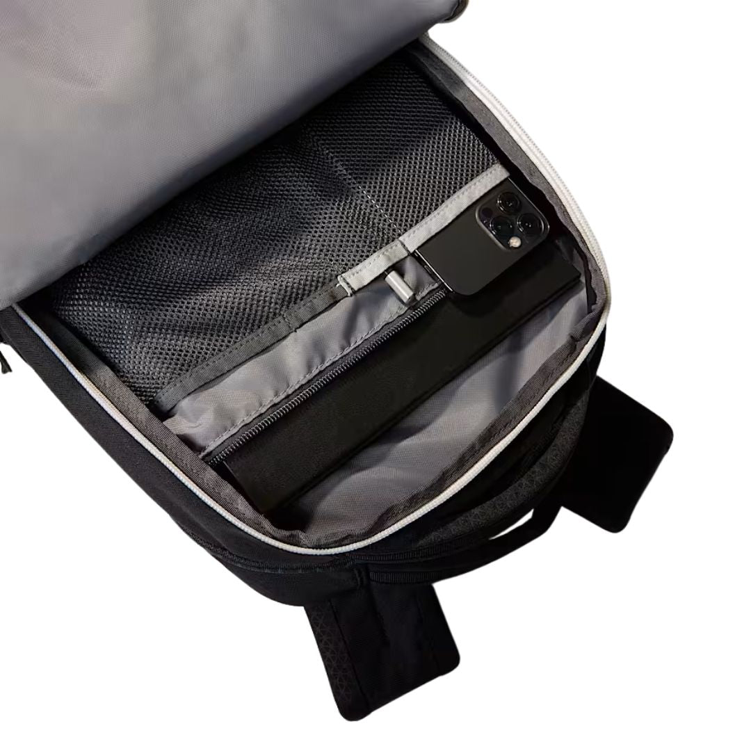 Interior del compartimento organizador de la mochila The North Face Jester con bolsillo de malla y cremallera