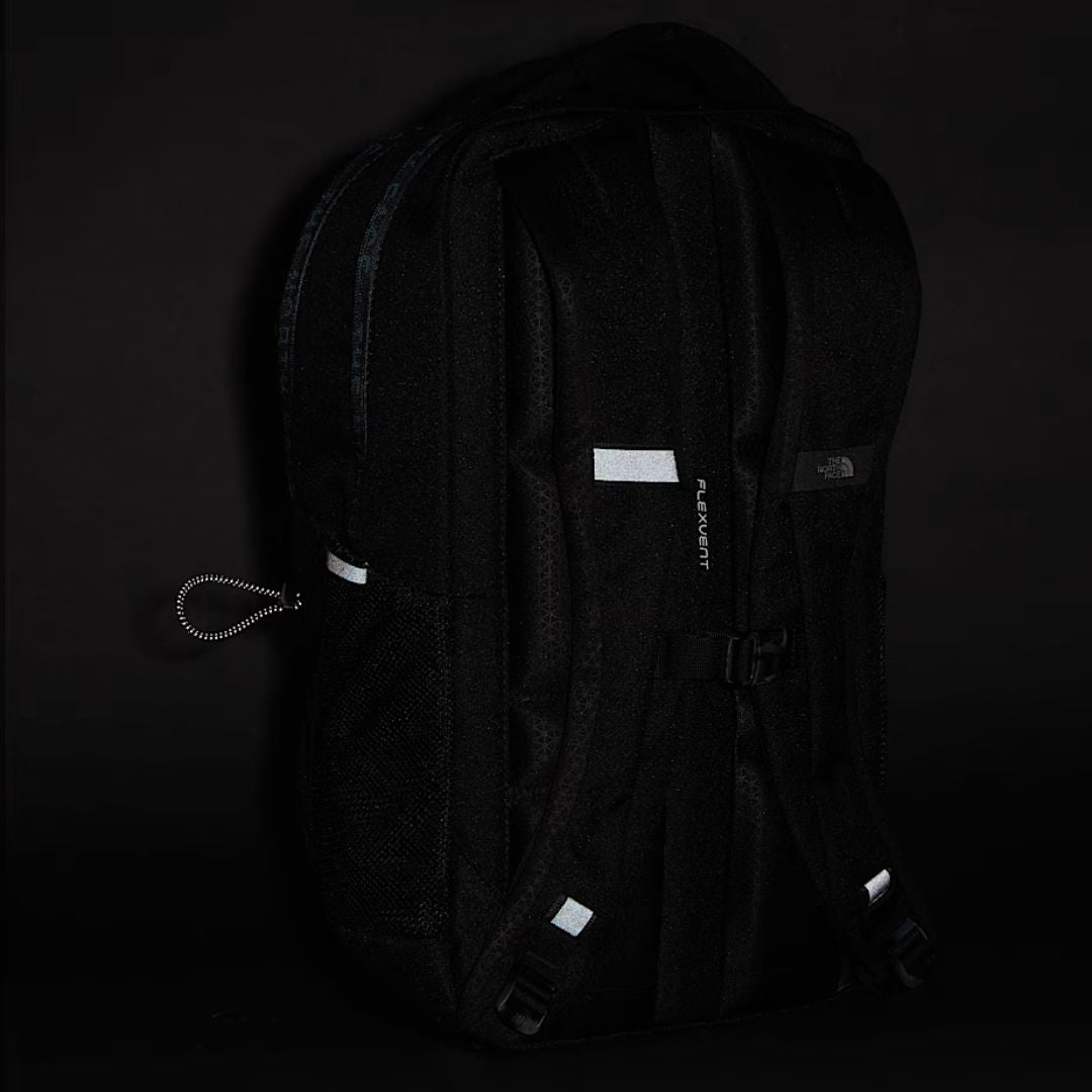 Vista trasera de la mochila The North Face Jester Asphalt Grey con tirantes acolchados FlexVent™