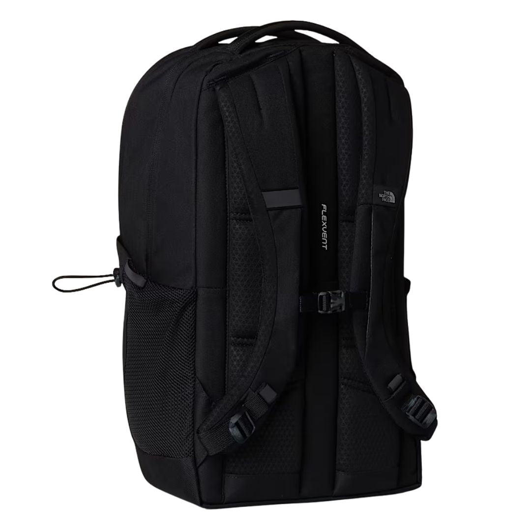 Vista trasera en ángulo de la mochila The North Face Jester mostrando las correas FlexVent y respaldo acolchado.