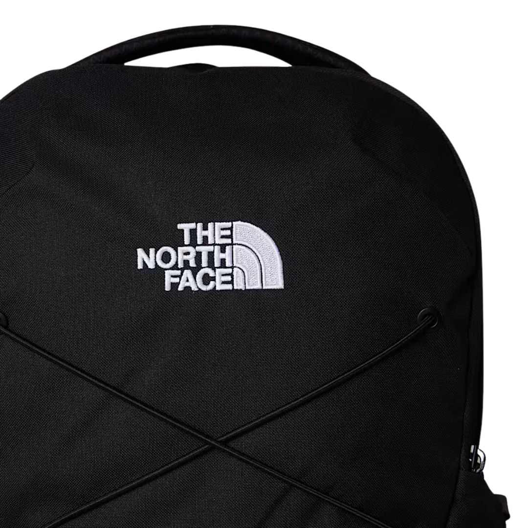Detalle del logo bordado de The North Face en la parte frontal de la mochila Jester.