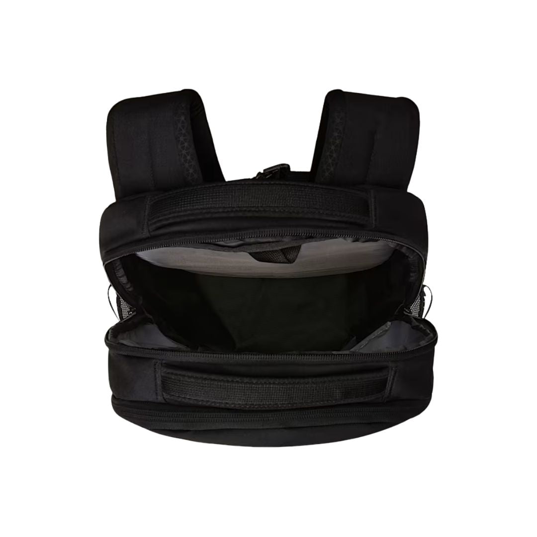 Vista superior abierta de la mochila The North Face Jester mostrando su capacidad interior y sistema de doble compartimento.