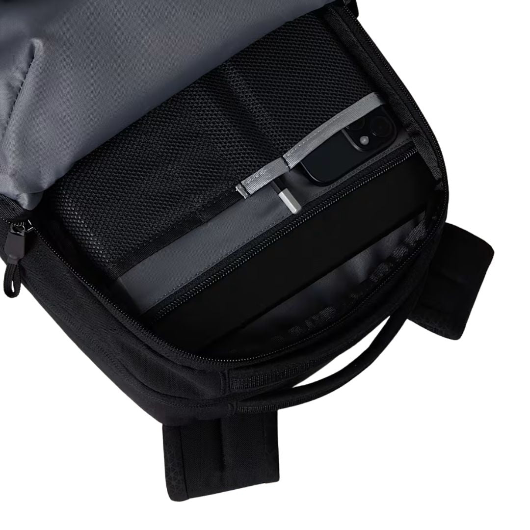 Compartimento frontal de la mochila The North Face Jester con organización interna para dispositivos y accesorios.