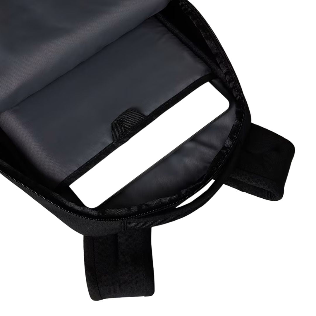 Detalle del compartimento principal acolchado de la mochila The North Face Jester, ideal para portátil de hasta 16 pulgadas.