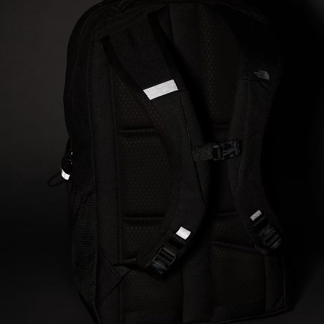 Vista trasera de la mochila The North Face Jester TFN Black con tirantes acolchados FlexVent™