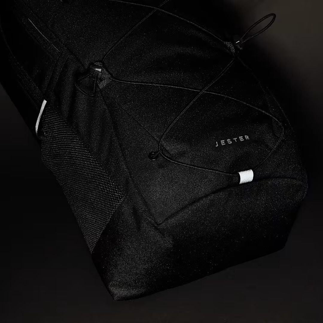 Mochila The North Face Jester en color TFN Black con sistema de cordón elástico reflectante frontal