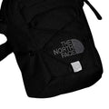 Detalle del logotipo The North Face bordado en la bandolera Jester Crossbody negra.