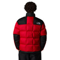 Hombre con la Chaqueta The North Face Lhotse Roja espalda