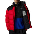 Hombre con la Chaqueta The North Face Lhotse Roja abierta y las manos en los bolsillos