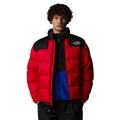 Hombre con la Chaqueta The North Face Lhotse Roja abierta