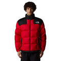 Hombre con la Chaqueta The North Face Lhotse Roja