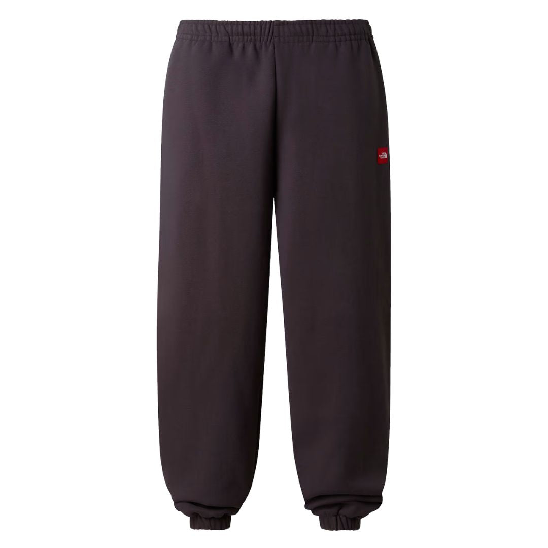 Vista frontal completa del pantalón de chándal Red Box de The North Face en color Obsidian, con cintura ajustable, bolsillos laterales y caída relajada hasta el puño elástico.