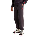 Detalle lateral en modelo del pantalón de chándal Red Box de The North Face en color Obsidian, con el parche bordado Red Box visible junto al bolsillo para las manos.