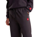 Detalle de la cintura elástica con cordón ajustable del pantalón de chándal Red Box de The North Face en color Obsidian, junto al parche bordado Red Box del bolsillo lateral.