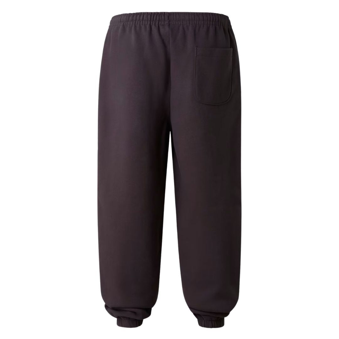 Vista trasera completa del pantalón de chándal Red Box de The North Face en color Obsidian, con corte holgado, bolsillo de plastrón y puños elásticos en los bajos.