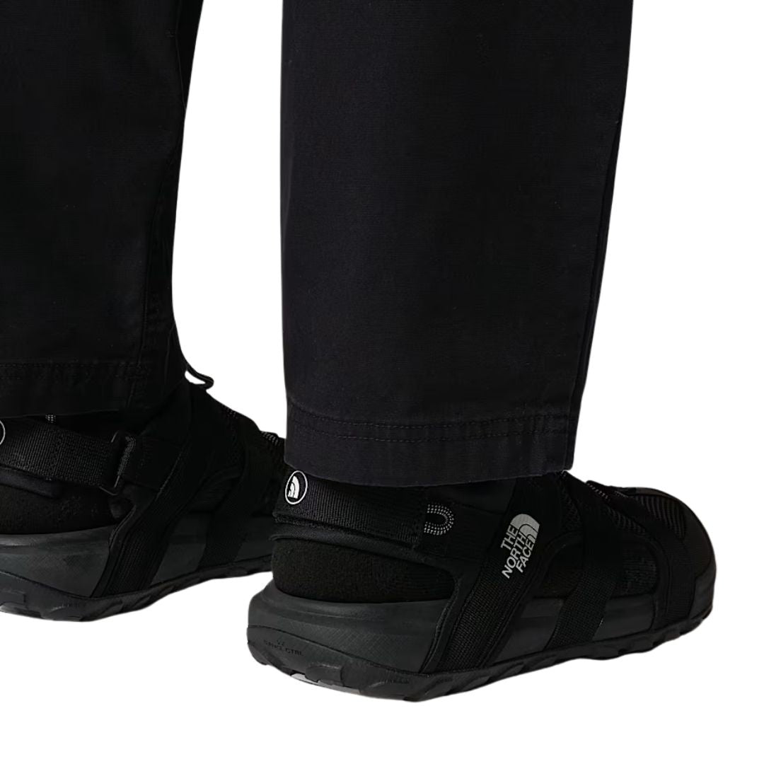 Vista lateral trasera de las sandalias The North Face Explore Camp Shandal para hombre en color negro TNF Black.