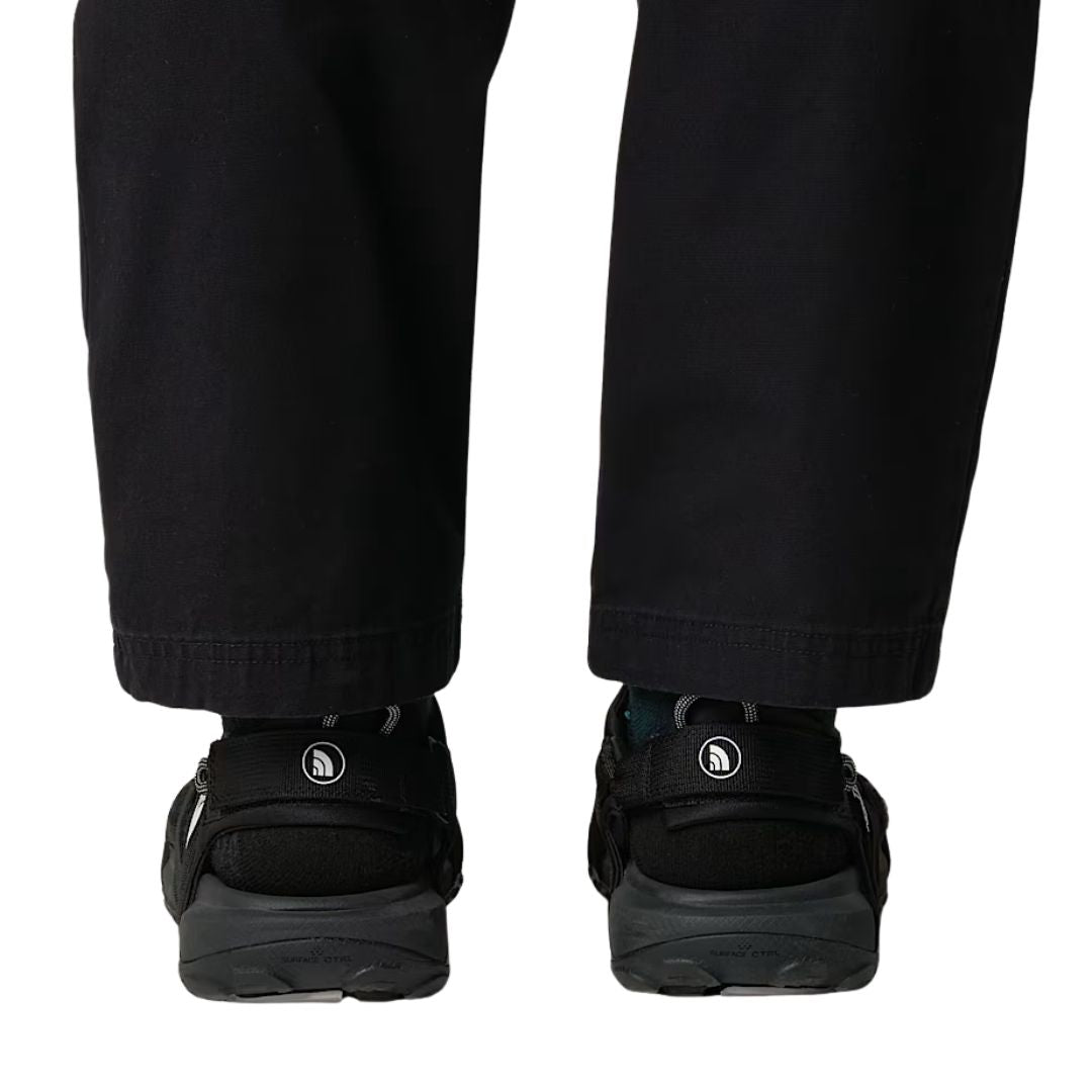 Sandalias The North Face Explore Camp Shandal en color negro TNF Black vistas desde atrás, uso urbano y outdoor.