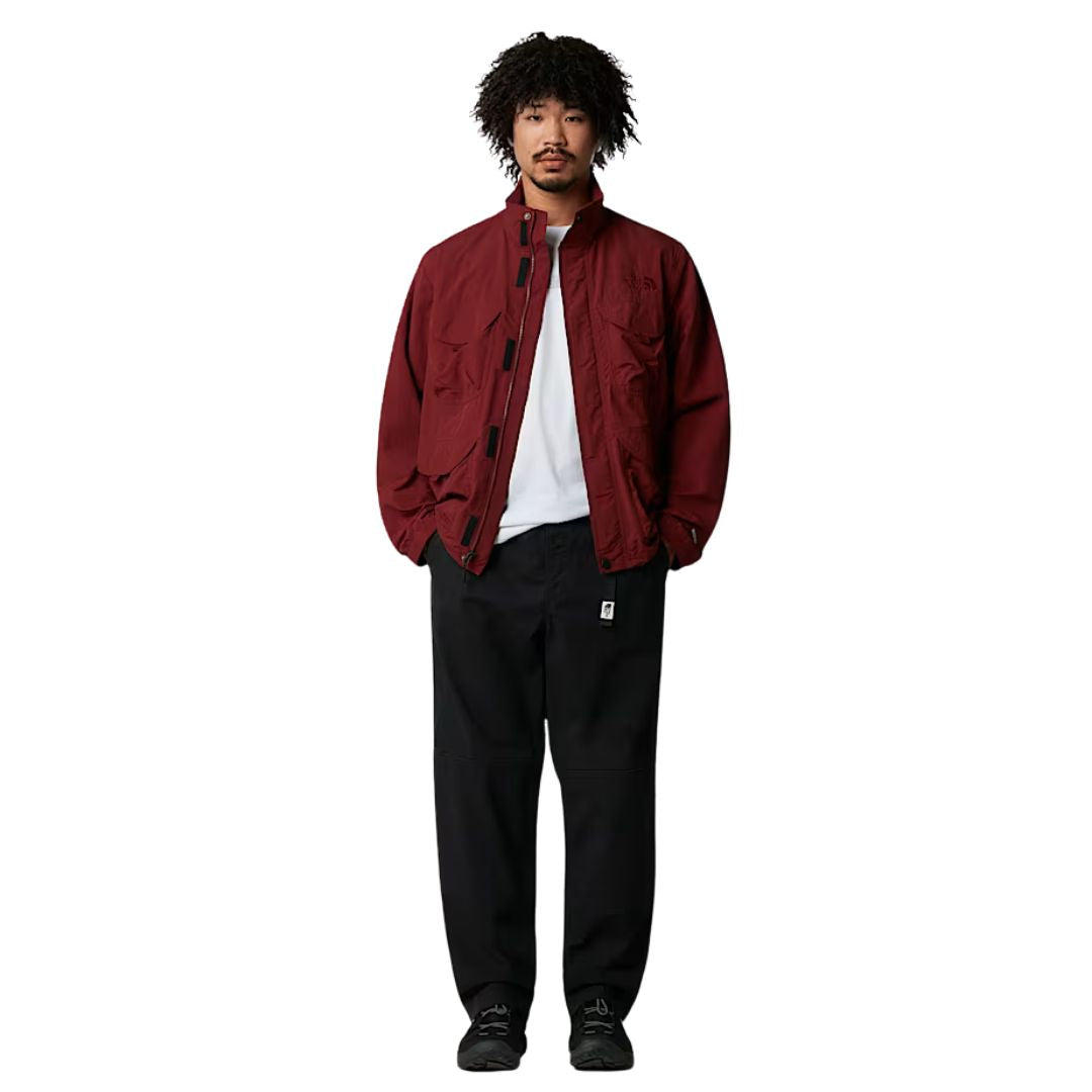 Modelo con lassandalias The North Face Explore Camp Shandal en color negro TNF Black.
