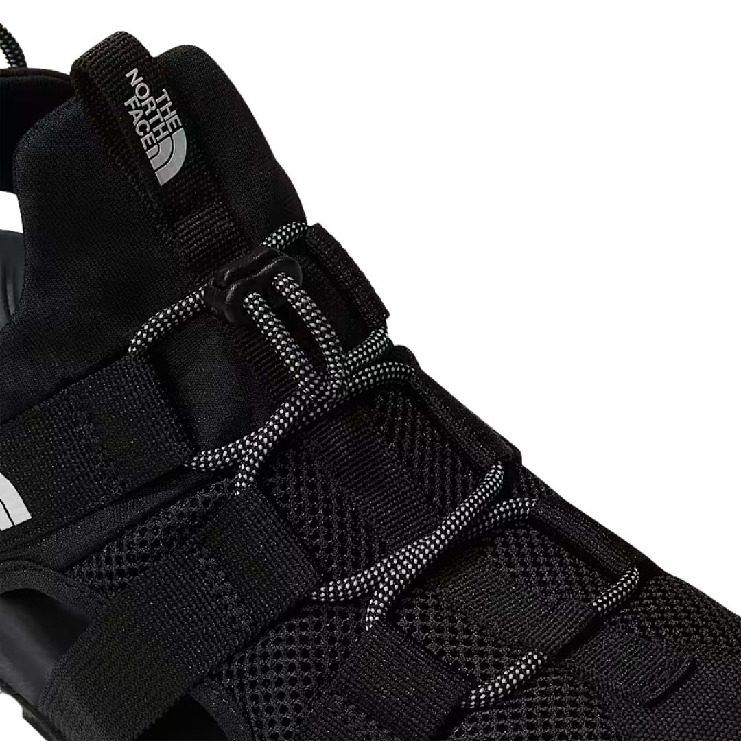 Detalle del sistema de ajuste con cordones de las sandalias The North Face Explore Camp Shandal en color negro TNF Black.