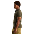 Vista lateral de hombre con polo The North Face Men's Premium Slim Polo en color New Taupe Green.