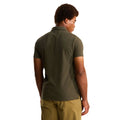 Vista trasera de hombre con polo The North Face Men's Premium Slim Polo en color New Taupe Green.