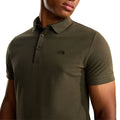 Detalle del cuello y logotipo del polo The North Face Men's Premium Slim Polo en color New Taupe Green.