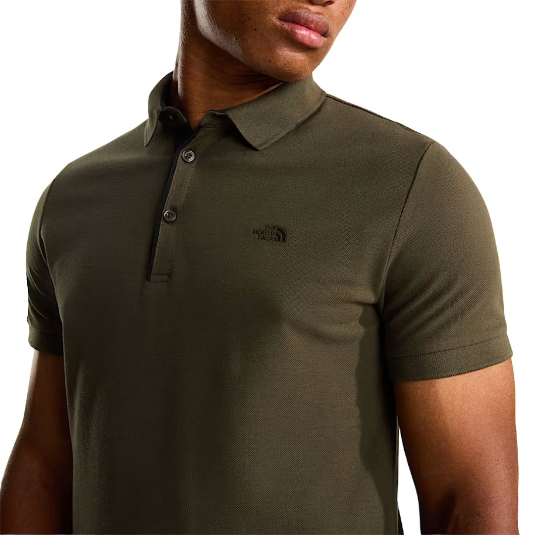 Detalle del cuello y logotipo del polo The North Face Men's Premium Slim Polo en color New Taupe Green.