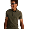 Vista frontal del polo The North Face Men's Premium Slim Polo en color New Taupe Green.