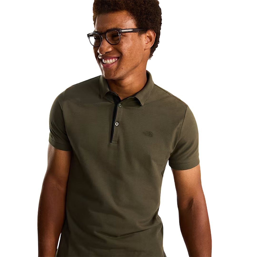 Vista frontal del polo The North Face Men's Premium Slim Polo en color New Taupe Green.