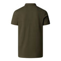 Vista frontal de hombre vistiendo polo The North Face Men's Premium Slim Polo en color New Taupe Green.