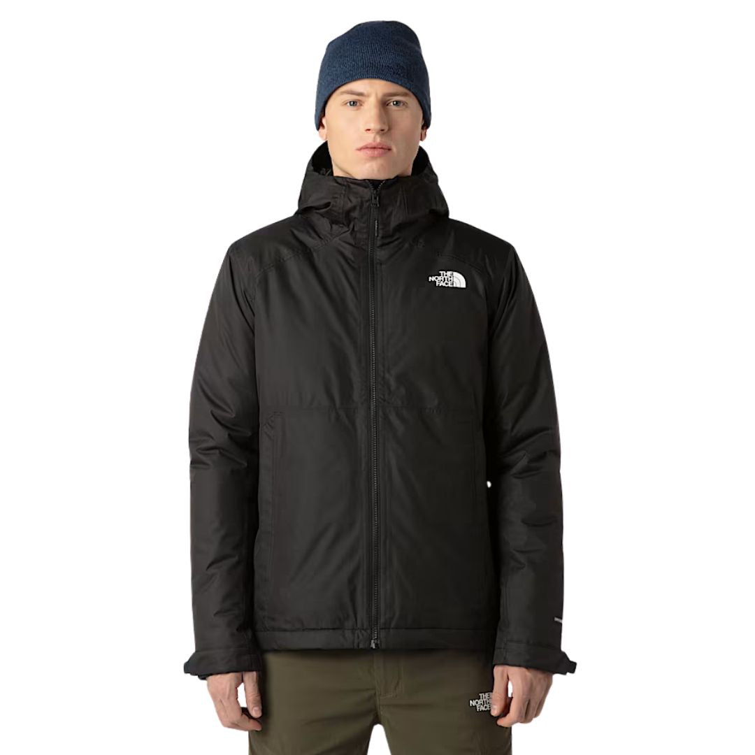 Modelo de pie vistiendo la chaqueta The North Face Millerton Insulated Jacket en color TNF Black cerrada vista frontal.