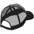 Gorra The North Face Mudder Trucker color tfn black tfn medium grey vista trasera con paneles de rejilla y cierre ajustable.