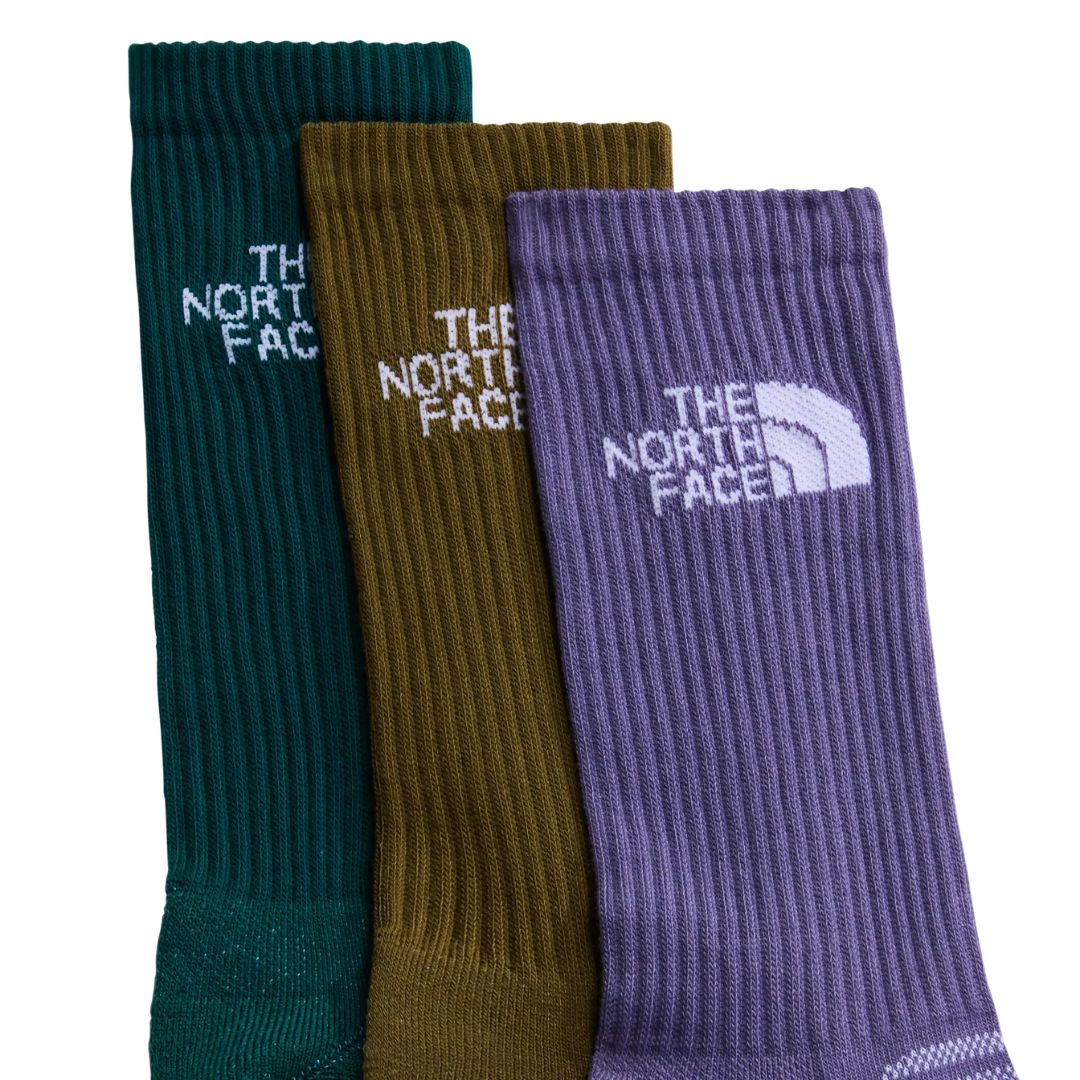 Pack de 3 calcetines The North Face Multi Sport Cushion en verde botella, oliva y malva, con logo bordado en el puño y detalle de la caña acanalada en primer plano.